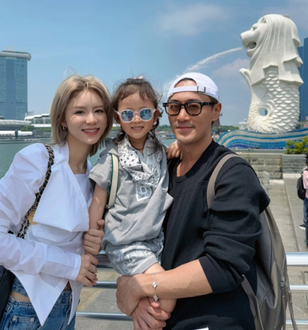 双融网 林峯一家三口游新加坡！5岁女儿格格罕见露正面！笑起来和爸爸一模一样