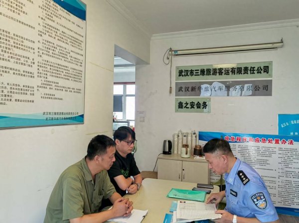 神机策 武汉江汉交警进企业查隐患 为客运公司拧紧交通安全 “安全阀”